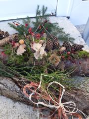 5. pritrditev pentljice iz rafije ter končna ureditev aranžmaja